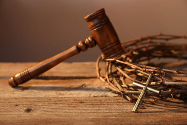 Yargıç tokmağı, dikenli taç ve ahşap masada haç, yakın plan.