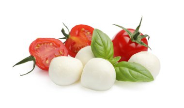 Lezzetli mozzarella peynir topları, domates ve fesleğen beyaza izole edilmiş.