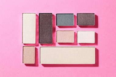 Pembe arka planda güzel göz farı dolguları, düz yatış.