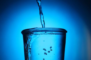 Suyu mavi gradyan arka planda cama dökmek, yakın çekim. Arka ışıklandırma