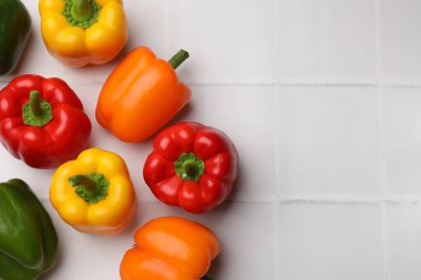 Taze renkli dolmalık biberler beyaz fayanslı masada, düz yerde. Metin için boşluk