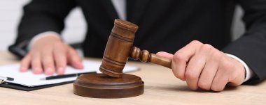 Tokmaklı yargıç içeride masa başında çalışıyor, yakın plan.