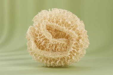 Zeytin arkaplanda bir lif süngeri, yakın plan.