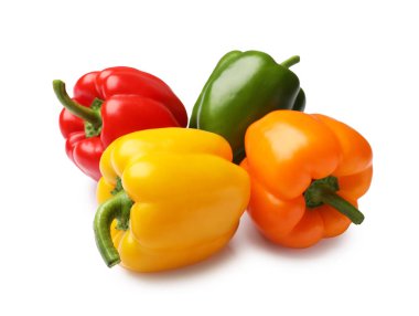 Taze renkli dolmalık biberler beyazda izole edilmiş.