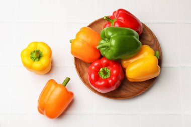 Taze renkli dolmalık biberler beyaz fayanslı masada, düz yatıyordu.