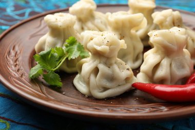 Baharatlı lezzetli khinkali, yakın plan.