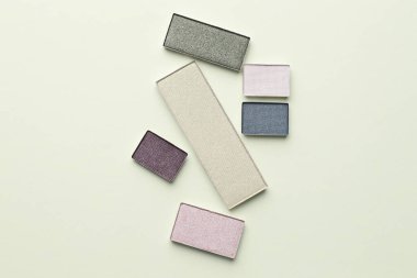 Bej arka planda güzel göz farı dolgu kapları, düz yatış