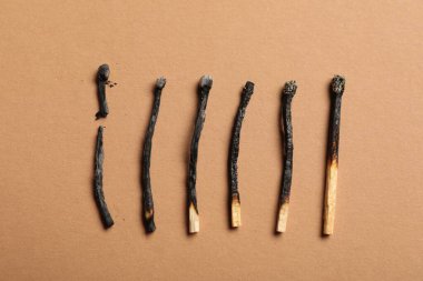 Bej arka planda yanmış kibritler, düz yatış