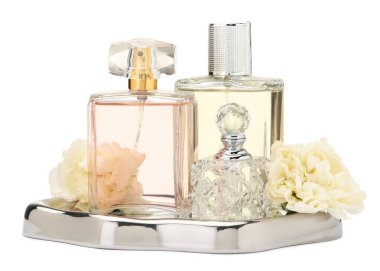 Birçok farklı parfüm şişeleri ve güller beyaz üzerine izole edilmiş.