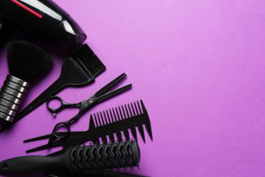 Menekşe arka planda farklı kuaför aletleri, düz yatış. Metin için boşluk