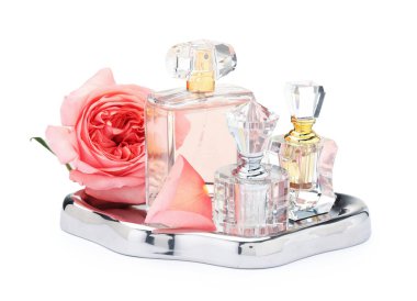 Birçok farklı parfüm şişeleri ve beyaz gül.