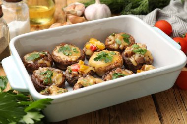 Ahşap masadaki hamur tatlısı mantarlar ve malzemeler, yakın plan.