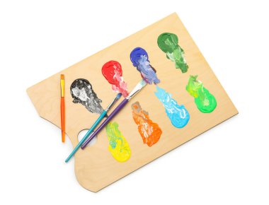 Beyaz renkte ve fırçalı ahşap palet, üst manzara.