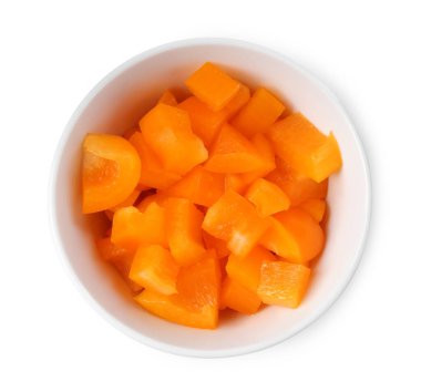 Taze turuncu dolmalık biber parçaları beyaz, üst tarafta izole edilmiş.