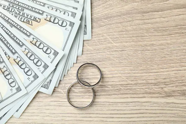 Gümüş alyanslar ve bir dolarlık banknotlar. Metin için boşluk