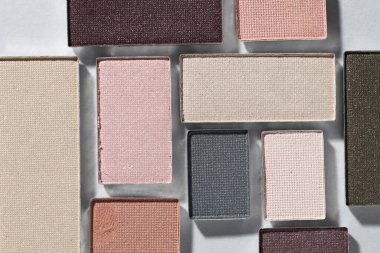 Işıklı arka planda güzel göz falı doldur, düz uzan.