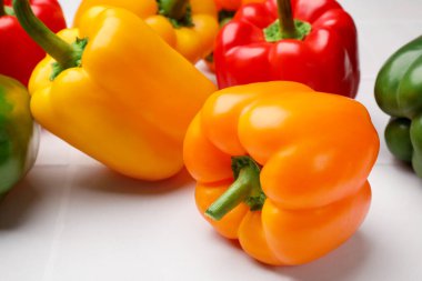 Taze renkli dolmalık biberler ışık masasında, yakın plan