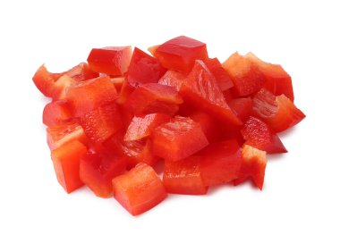 Taze kırmızı dolmalık biber parçaları beyaza izole edilmiş.