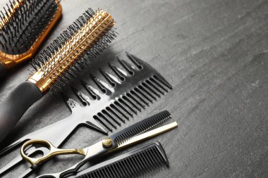 Siyah masada farklı berber aletleri, yakın plan. Metin için boşluk