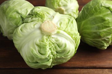 Ahşap masada taze lahanalar, yakın plan.