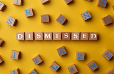 Sözcük, turuncu arka plandaki tahta küplerden oluşmuştur.