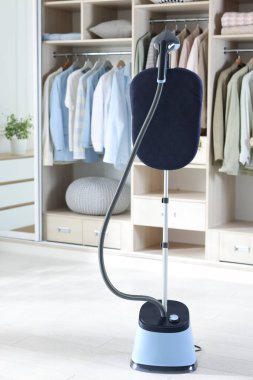 Modern dik vapurlu, kapalı bir gardırobu var.