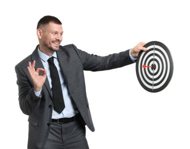 Hedef alınıyor. Ok ve dart tahtası olan adam beyaz arka planda iyi bir hareket gösteriyor.