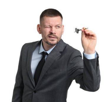 Hedef alınıyor. Beyaz arkaplanı hedefleyen dartlı bir adam.