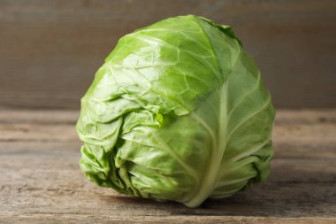 Ahşap masada bir lahana, yakın plan.