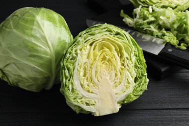 Taze taze lahana ve siyah ahşap masa, yakın çekim