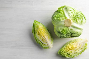 Açık ahşap masada taze taze lahana ve düz bir şekilde yatıyordu. Metin için boşluk