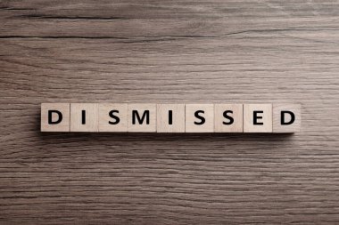 Sözcük, tahta arka plandaki küplerden oluşmuştur. Üst görünüm