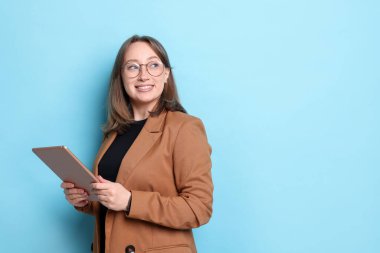 Açık mavi arkaplanda modern tabletli kadın, metin için boşluk