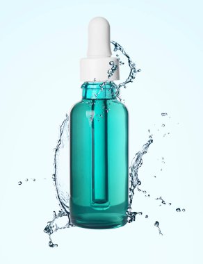 Bir şişe nemlendirici serum ve su hafif arka planda havaya sıçrıyor.