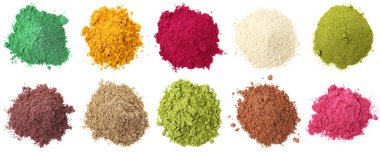 Beyaz arka planda farklı süper yiyecek tozları, kolaj. Üst görünüm