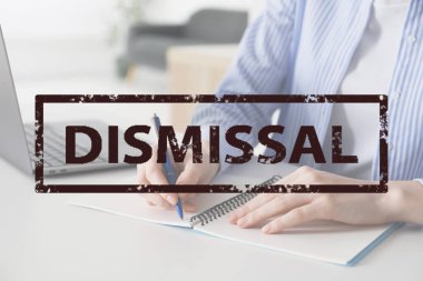 Masada dizüstü bilgisayar kullanan bir kadın. Görevden alınma damgası, yakın plan.