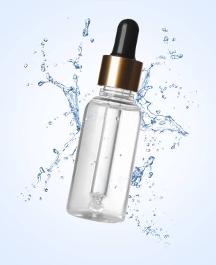 Bir şişe nemlendirici serum ve su hafif arka planda havaya sıçrıyor.