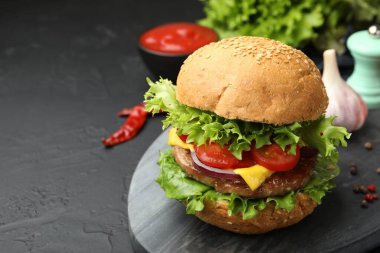 Siyah masada servis edilen köfteli lezzetli hamburger, yakın plan. Metin için boşluk
