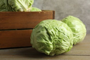 Taze lahana ve sandık ahşap masada, yakın plan.