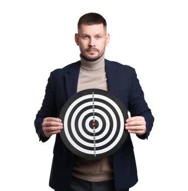 Hedef alınıyor. Beyaz arka planda dart tahtası olan adam