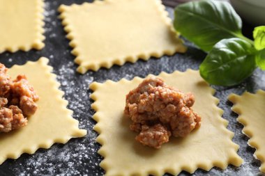 Siyah masada ravioli bolonez yapıyorum, yakın plan.