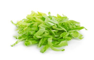 Beyazın üzerinde taze yeşil lahana kes.