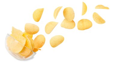 Lezzetli patates cipsleri beyaz arka planda kaseye düşüyor.