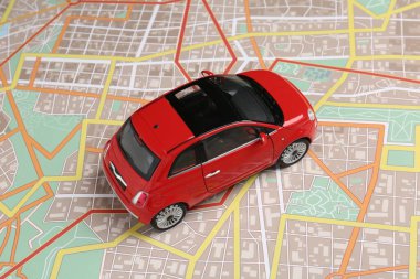 Yolculuk konsepti. Şehir haritasında araba modeli