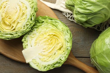 Taze lahana ve ahşap masa üzerinde ağ çanta, düz yatıyordu.