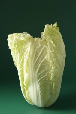 Yeşil arka planda taze Çin lahanası, yakın plan.