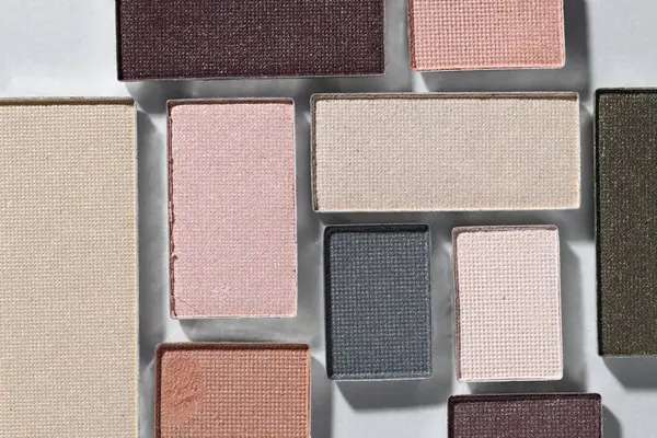 Işıklı arka planda güzel göz falı doldur, düz uzan.