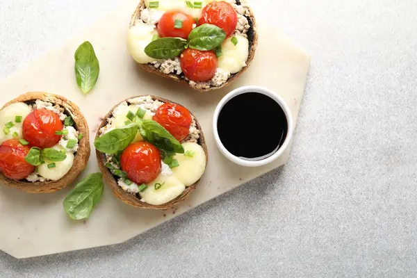 Işık masasında servis edilen lezzetli mantarlar.