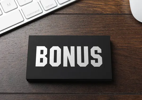 Siyah bonus kart ve bilgisayar klavyesi ahşap masa, üst görünüm