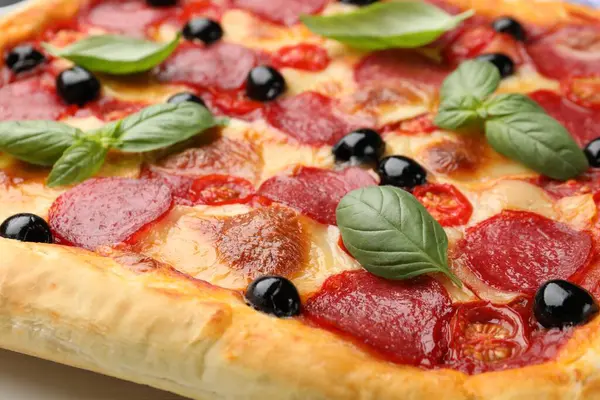 Beyaz masada lezzetli ev yapımı pizza, yakın plan.